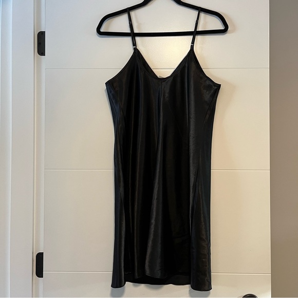 Sentiments | Black Silky Slip - Picture 7 of 12